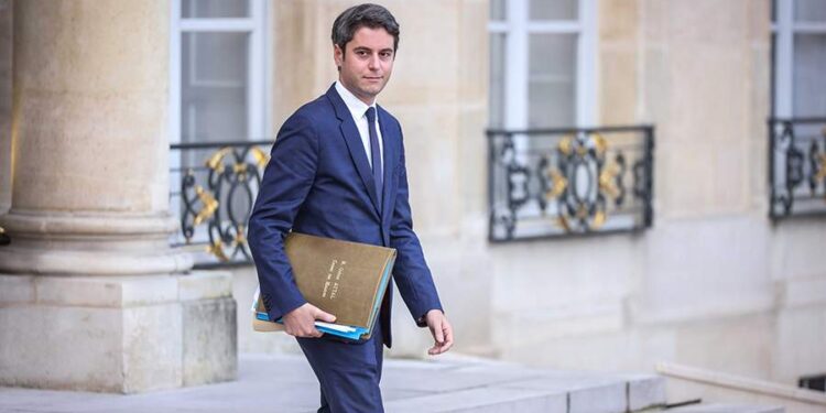 Во Франции объявлен состав нового правительства: министром культуры стала сторонница Саркози, министром иностранных дел — экс-супруг премьера Атталя