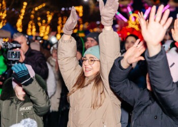 Concert de zile mari la Comrat, dedicat Crăciunului. Atmosfera a fost încinsă de Ionel Istrati și Doinița Gherman: „Aici e mult mai frumos ca la Chișinău” | VIDEO