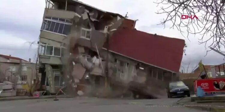 Жилой дом рухнул в Стамбуле из-за обвала грунта