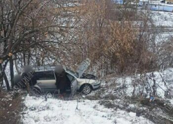 Accident violent în stânga Nistrului: Șoferul a derapat cu mașina de pe traseu și a zburat într-un șanț