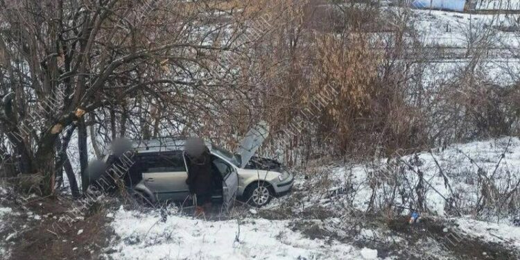 Accident violent în stânga Nistrului: Șoferul a derapat cu mașina de pe traseu și a zburat într-un șanț