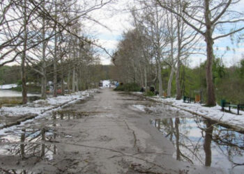 В парке Кишинева подросток упал с крыши заброшенного здания