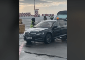 Deputată PAS, surprinsă cum e luată de un automobil special de la trapa avionului, evitând autobuzul pentru ceilalți pasageri