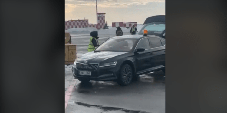 Deputată PAS, surprinsă cum e luată de un automobil special de la trapa avionului, evitând autobuzul pentru ceilalți pasageri