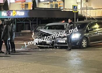 Ghinion pentru doi șoferi, în seara de Revelion: S-au ales cu mașinile avariate, după ce s-au lovit la o intersecție din capitală