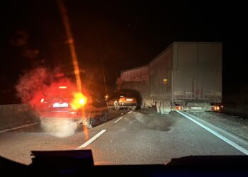Un camion plin cu lemne s-a lovit cu o mașină lângă Cojușna