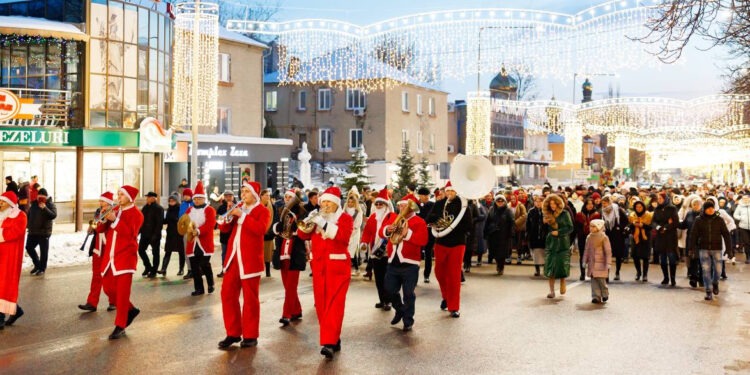 Spectacol plin de culoare, colinde tradiționale și parada Fanfarei Moșilor Crăciuni: Sărbătoarea Sfântului Vasile și Anul Nou pe stil vechi, marcată cu mare fast în municipiul Orhei | VIDEO