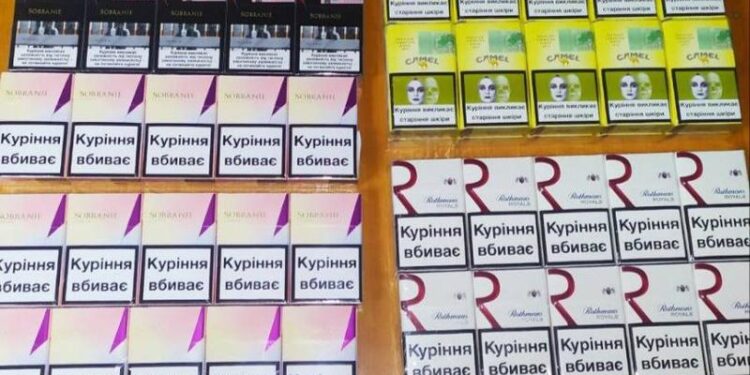 Un bărbat, prins la vamă cu 180 de pachete de țigări ascunse printre lucrurile personale: De unde venea