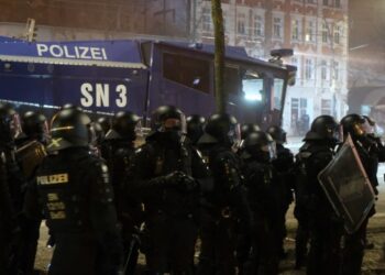 Arestări şi poliţişti răniţi în Germania şi Olanda, cu prilejul sărbătoririi Anului Nou