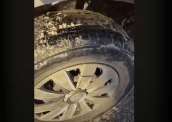 Ambulanță cu anvelopele uzate, trimisă să preia un pacient, în condițiile în care drumurile sunt acoperite de zăpadă