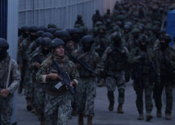 В Эквадоре вооруженные люди захватили студию местного телеканала и журналистов