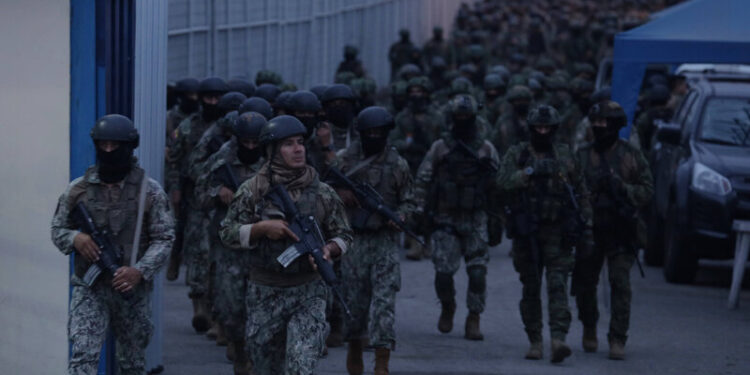 В Эквадоре вооруженные люди захватили студию местного телеканала и журналистов