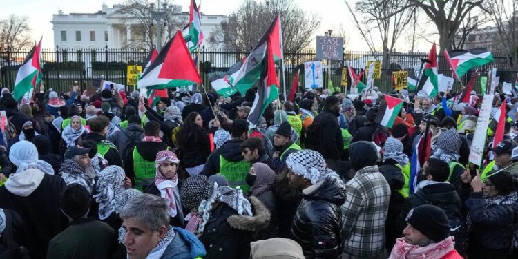 Сотрудников Белого дома эвакуировали из-за пропалестинского протеста