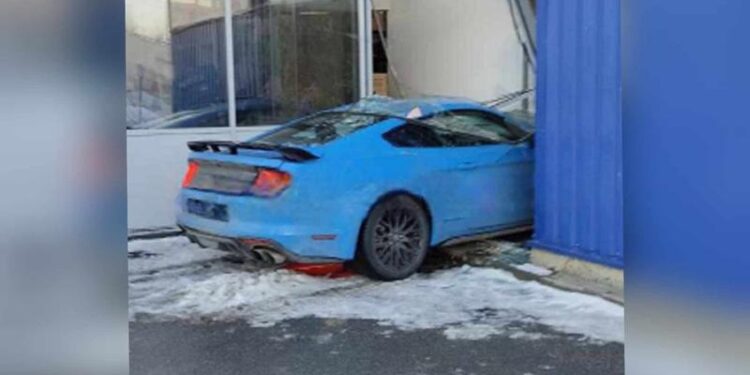 Zi cu ghinion pentru un şofer care a intrat cu automobilul până în Metro, direct pe vitrină