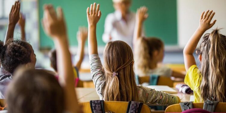 Un nou caz de violență în școală: Doi elevi, obligați să se lovească de pereți la Aluatu. Ce spune MEC