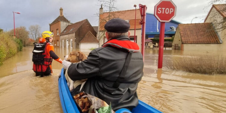 Cod roșu de inundații în Franța și Germania, oameni scoși din case cu bărci gonflabile. În Suedia n-a mai fost așa ger de 25 de ani