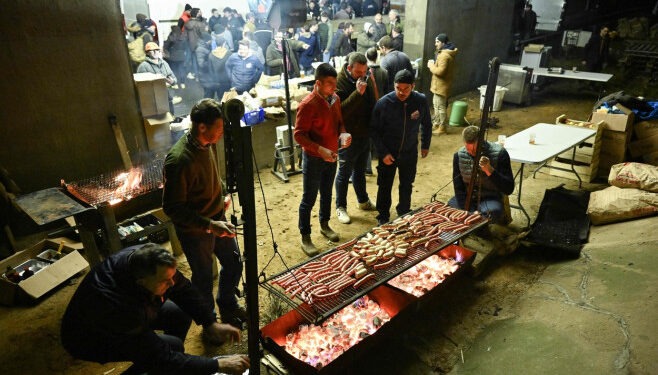 Fermierii francezi au încins grătarele în jurul Parisului. Cum au petrecut noaptea protestatarii care au blocat 100 km de autostrăzi