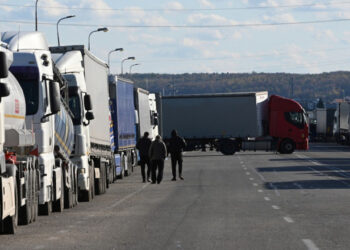 Fermierii polonezi au blocat din nou traficul camioanelor la frontiera cu Ucraina
