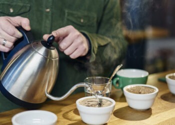 Un bărbat a intrat înarmat într-o cafenea din Germania și a încercat să ia ostatici. A fost arestat imediat