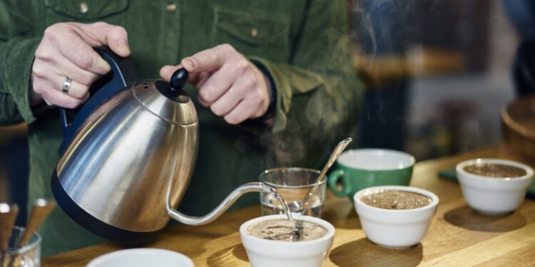 Un bărbat a intrat înarmat într-o cafenea din Germania și a încercat să ia ostatici. A fost arestat imediat