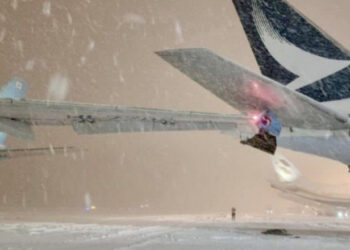 Nou incident aviatic pe un aeroport din Japonia. Două avioane s-au acroşat pe pistă