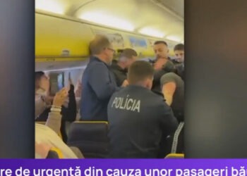 Mai mulți bărbați beți au terorizat pasagerii într-un avion. Aeronava a aterizat de urgență pentru intervenția poliției