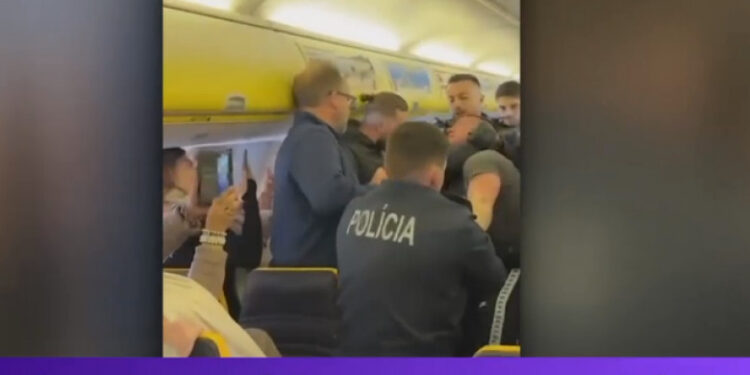 Mai mulți bărbați beți au terorizat pasagerii într-un avion. Aeronava a aterizat de urgență pentru intervenția poliției