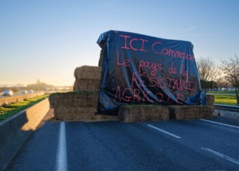 Fermierii din Franța blochează de patru zile o autostradă, au pus baraje pe o șosea și amenință cu proteste și mai mari