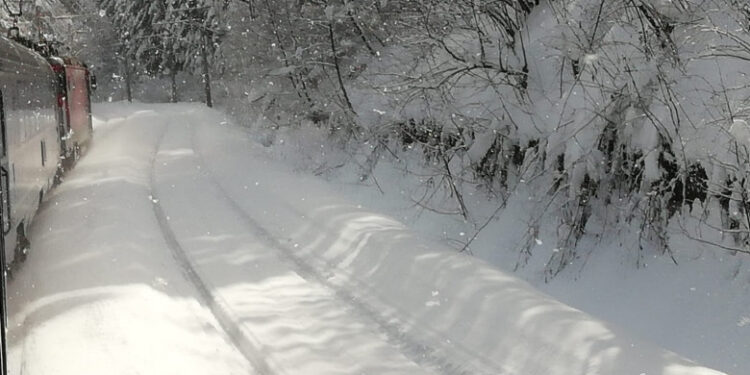 Șine rupte din cauza gerului în România. Trenurile circulă cu 50 de km/oră și au întârzieri