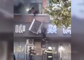 Incendiu devastator în China. Momentul în care oamenii sar pe fereastră pentru a scăpa de flăcări