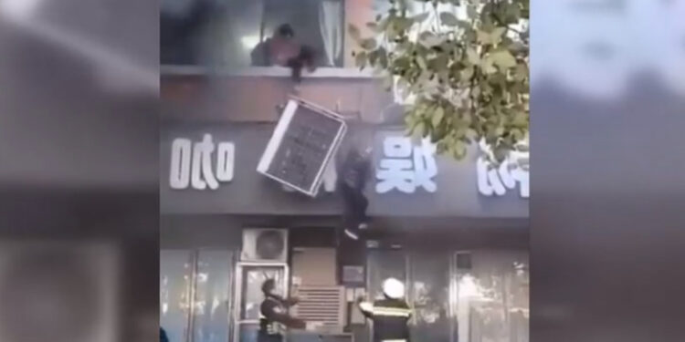 Incendiu devastator în China. Momentul în care oamenii sar pe fereastră pentru a scăpa de flăcări