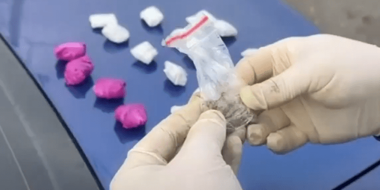 Afacere cu droguri pe Telegram: Doi tineri au fost reținuți