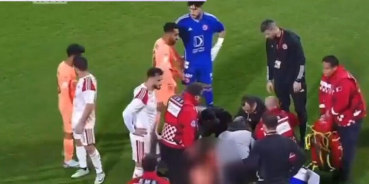 Un fotbalist s-a prăbușit pe teren imediat după ce a dat un gol