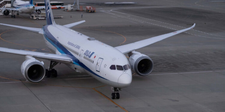 Avion întors din zbor după ce un bărbat a mușcat o stewardesă