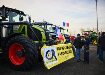 Alertă în Paris. Mii de polițiști au scos blindatele pe străzi ca să blocheze „asediul” fermierilor. Zeci de autostrăzi sunt blocate