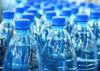 Apa îmbuteliată conţine sute de mii de particule de plastic pe litru (studiu)