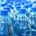 Apa îmbuteliată conţine sute de mii de particule de plastic pe litru (studiu)