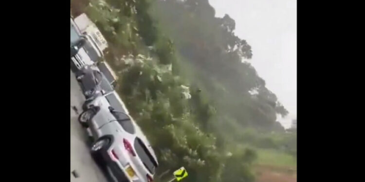 O alunecare masivă de teren a distrus o autostradă în Columbia. Mașini cu tot cu pasageri, îngropate în pământ