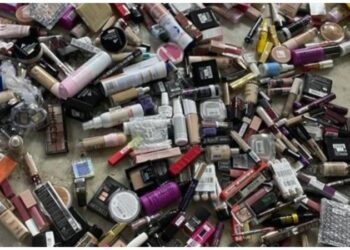 Cosmetică în cantități comerciale, depistată printre bagaje, fără a fi declarată: Un moldovean, prins la vamă