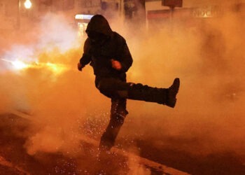 Во Франции новогодняя ночь прошла в целом мирно, более 200 арестованных