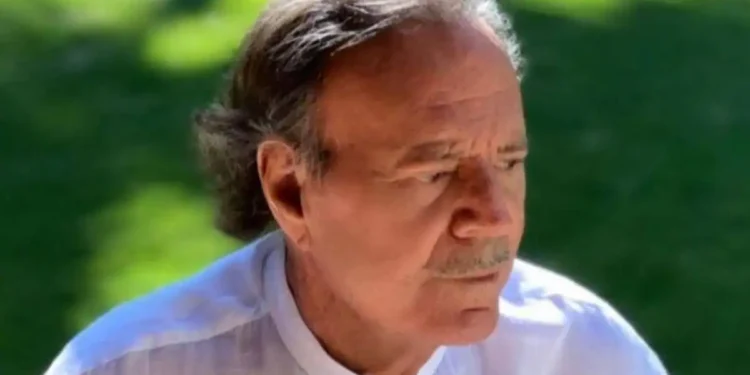 Хулио Иглесиаса задержали в Доминиканской республике из-за чемодана с едой