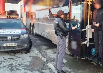 Moldovean căutat de autoritățile din Italia, prins și încătușat la frontiera română: Și-a hărțuit și amenințat fosta soție