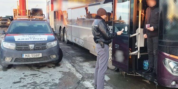 Moldovean căutat de autoritățile din Italia, prins și încătușat la frontiera română: Și-a hărțuit și amenințat fosta soție