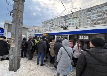 Ambuteiaje și stații de așteptare arhipline în capitală: Traficul rutier, dat peste cap de ghețuș și o pană de curent în Centru
