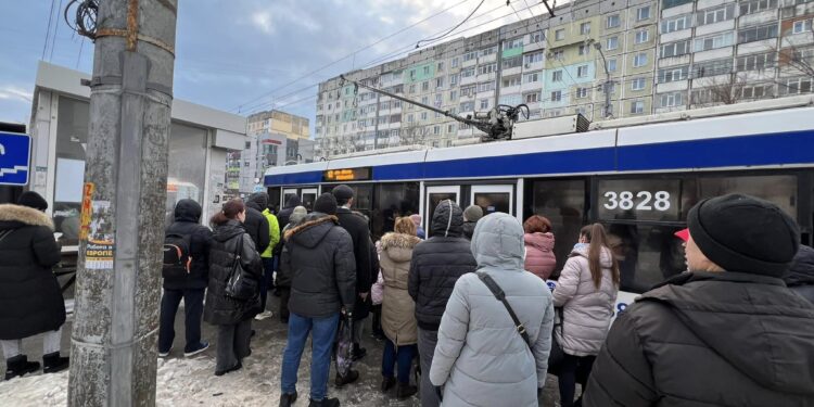 Ambuteiaje și stații de așteptare arhipline în capitală: Traficul rutier, dat peste cap de ghețuș și o pană de curent în Centru