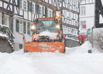 Un val de aer polar a lovit nordul și vestul Europei. Sute de zboruri anulate din cauza ninsorilor abundente și a poleiului
