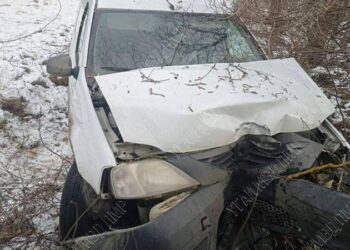 Accident la Dubăsari: Șoferul a pierdut controlul volanului și a intrat într-un copac