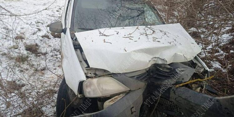 Accident la Dubăsari: Șoferul a pierdut controlul volanului și a intrat într-un copac