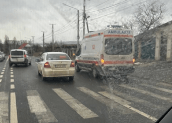 Accident la Vatra: O mamă și fiul său de 7 ani, loviți de un automobil, pe o trecere de pietoni