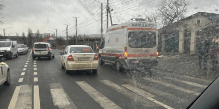 Accident la Vatra: O mamă și fiul său de 7 ani, loviți de un automobil, pe o trecere de pietoni